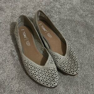 8.5 women’s toms like new. Minor, unnoticeable scuff on toe